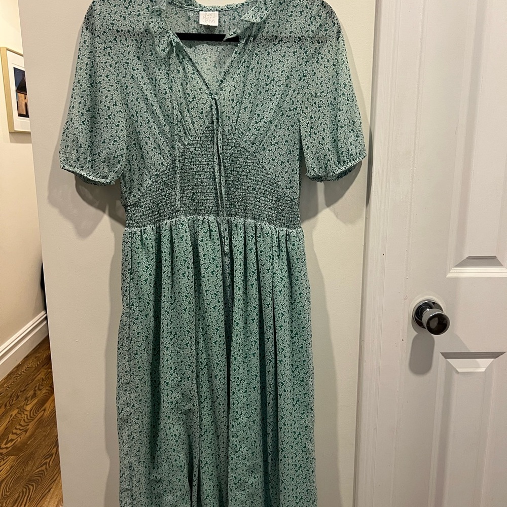 Chic Green Midi Dress with Timeless Elegance